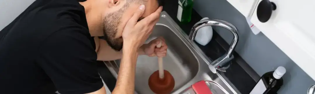 Skuteczne sposoby na udrożnienie zatkanego zlewu w kuchni