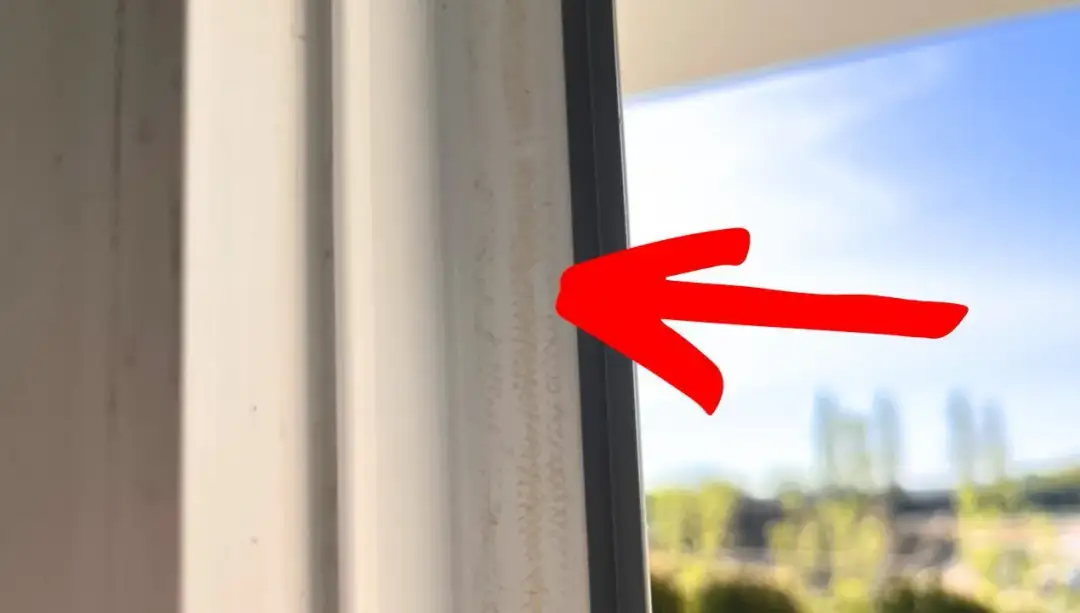 Jak usunąć klej z okna po moskitierze - proste i skuteczne metody