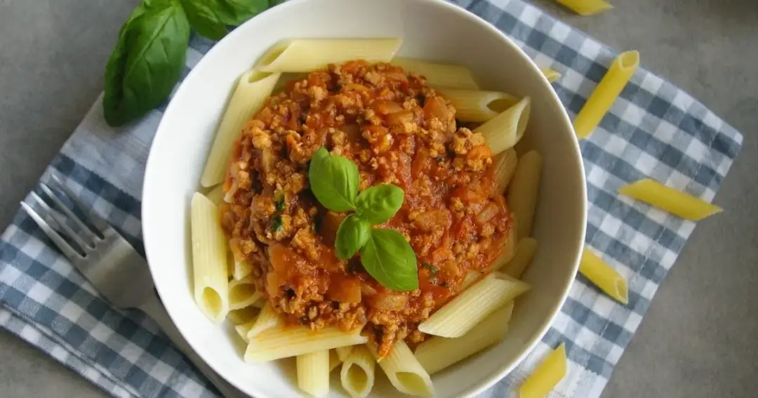 Makaron penne z sosem bolognese - prosty przepis, który zachwyca smakiem