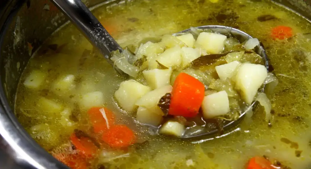 Jakiej przyprawy nie wolno dodawać do zupy ogórkowej, by nie zepsuć smaku?