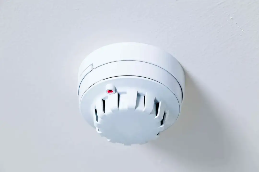 Czujnik czadu pika? Dowiedz się, co to znaczy i jak reagować