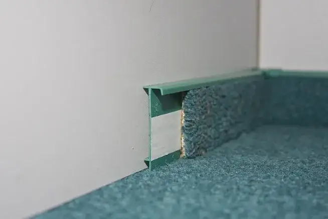 Idealne listwy do wykładziny dywanowej: Jak wybrać bez błędów?