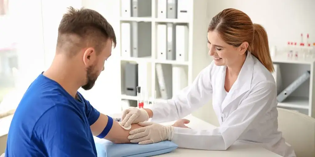 Oto 5 alarmujących objawów niskiego testosteronu u mężczyzn!