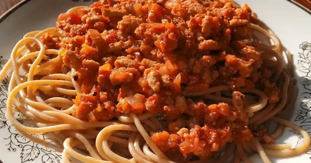 Pyszny przepis na spaghetti z mięsem mielonym bez pomidorów, który zaskoczy smakami