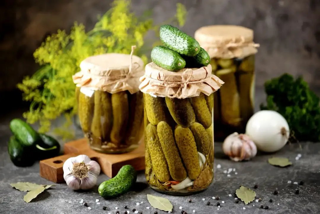 Jakie przyprawy do kiszenia ogórków, aby uzyskać idealny smak?