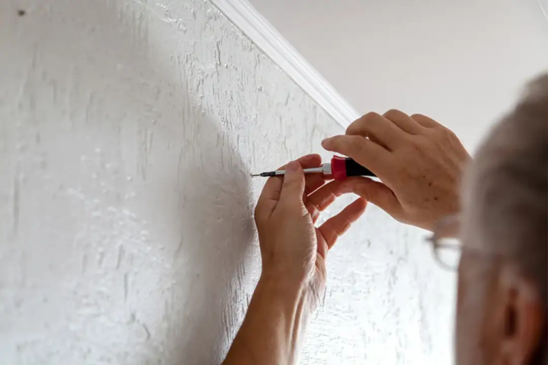 Jak przymocować meble do ściany, aby uniknąć niebezpieczeństwa przewrócenia