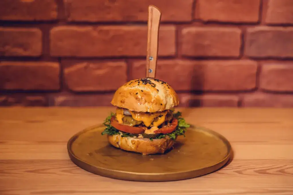 Ile kcal ma hamburger? Zaskakujące różnice w kaloryczności!