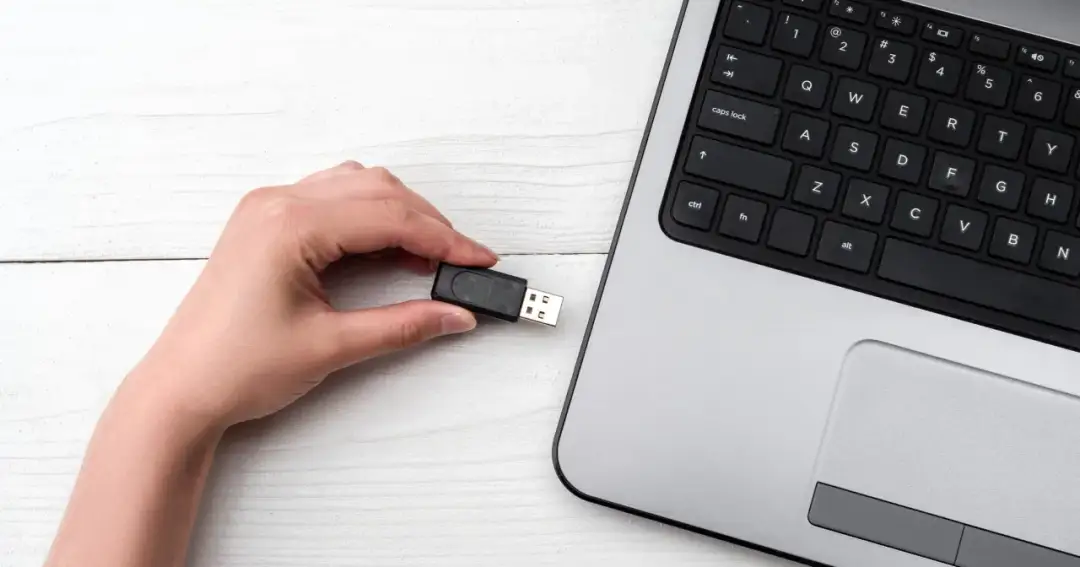 Jak szybko i bez problemów zgrać muzykę z laptopa na pendrive – proste kroki