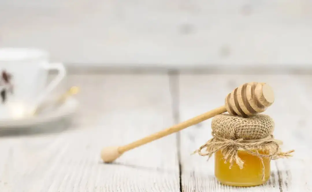 Ile kalorii ma łyżeczka miodu? Zaskakujące różnice w wartościach!