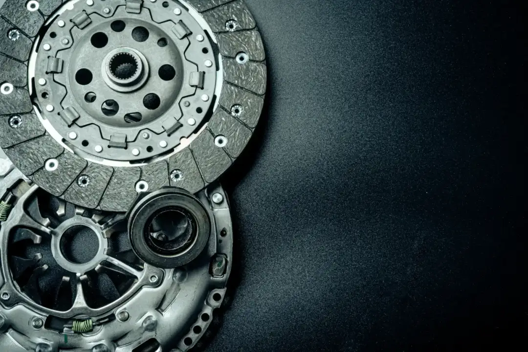 Sprzęgło samochodowe: Jak działa, objawy zużycia i jak o nie dbać?