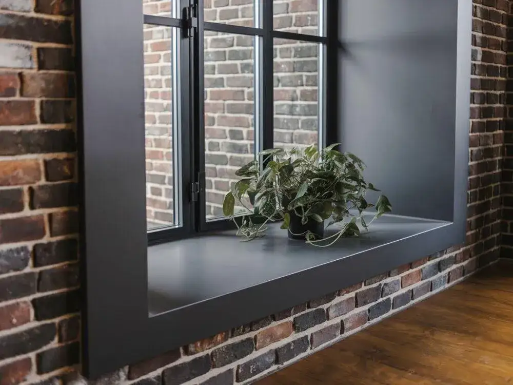 Jakie parapety wewnętrzne najlepiej pasują do okien antracytowych?