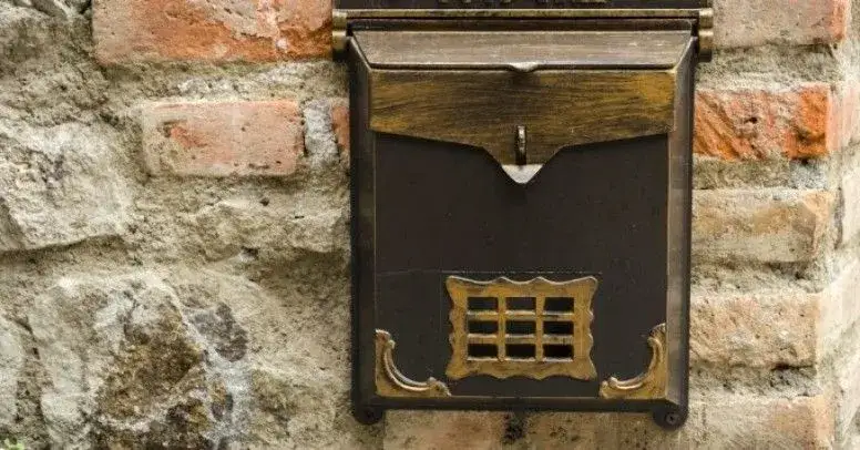 Prosty sposób jak zamontować skrzynkę na listy na elewacji: 3 skuteczne metody