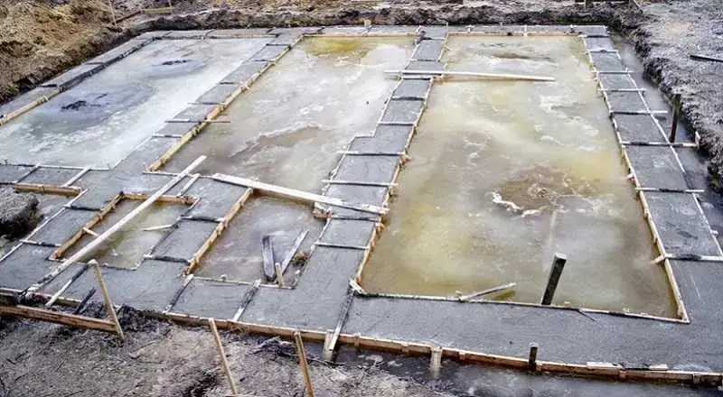 Czy można zostawić odkryte fundamenty na zimę bez ryzyka uszkodzeń?