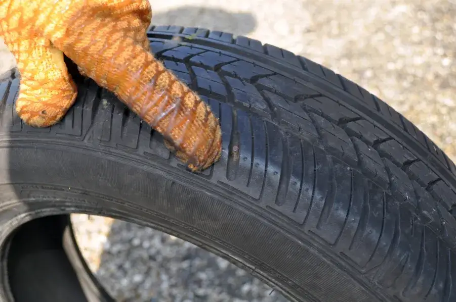 Jak rozpoznać opony bieżnikowane i uniknąć niebezpieczeństw
