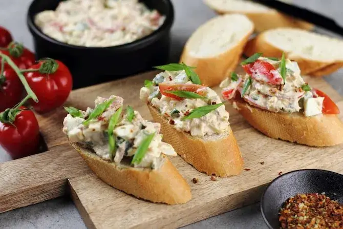 Co zrobić z tuńczyka w sosie własnym? Pyszne przepisy na dania