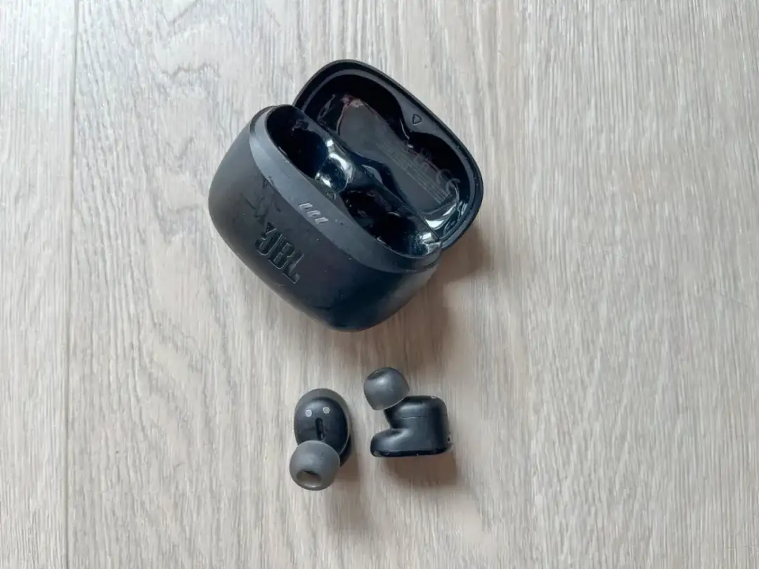 Jak długo ładować słuchawki bezprzewodowe JBL, aby uniknąć problemów?