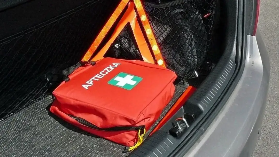 Apteczka w aucie: Czy jest obowiązkowa? Uniknij mandatu i więzienia!