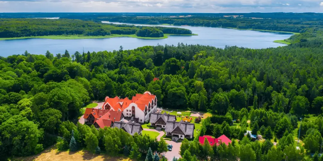 Oaza spokoju nad jeziorem na Kaszubach: Hotel idealny