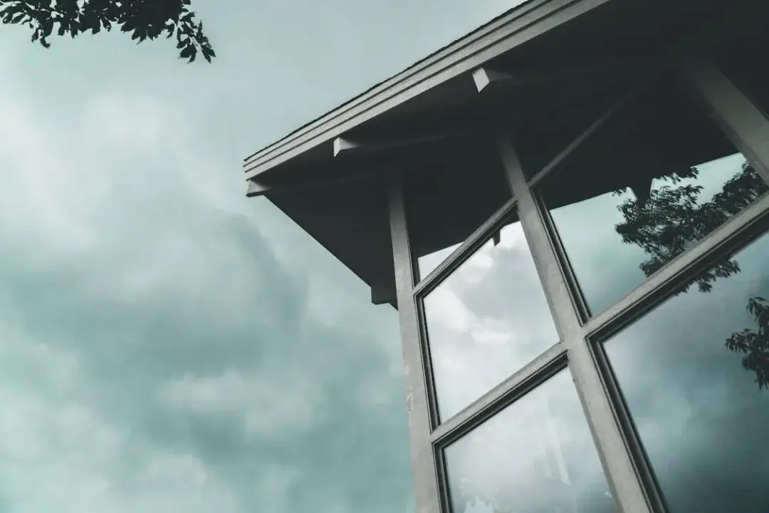 Małe okienko w dachu: Jak uniknąć błędów przy montażu i projektowaniu