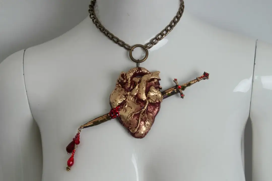 Naszyjnik z krwią znaczenie: odkryj jego głęboką symbolikę i historię