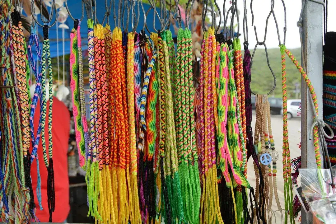 Jak zakończyć bransoletkę z muliny, aby była trwała i piękna