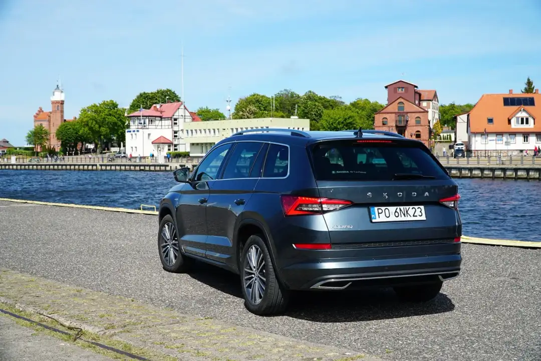 Warszawa-Ustka 2026: Samochód czy pociąg? Najszybciej nad morze!