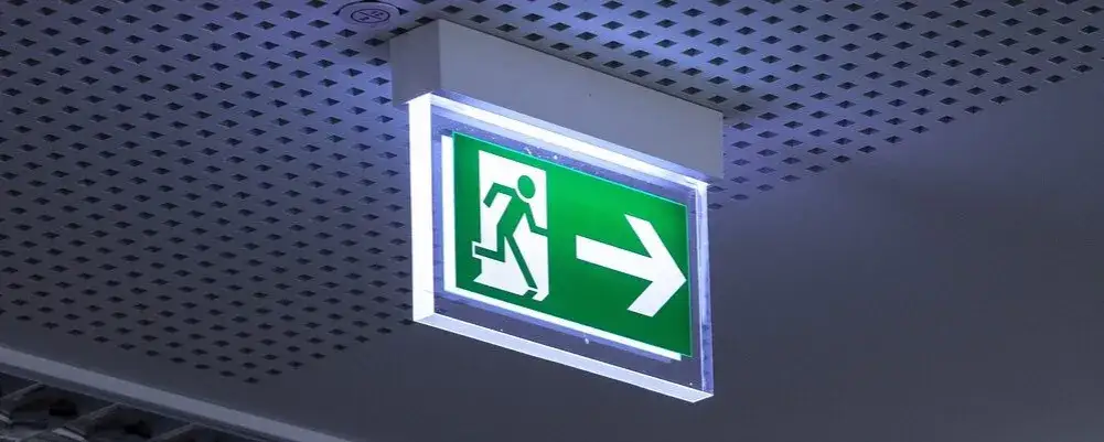 Oświetlenie ewakuacyjne gdzie jest wymagane – kluczowe miejsca i przepisy