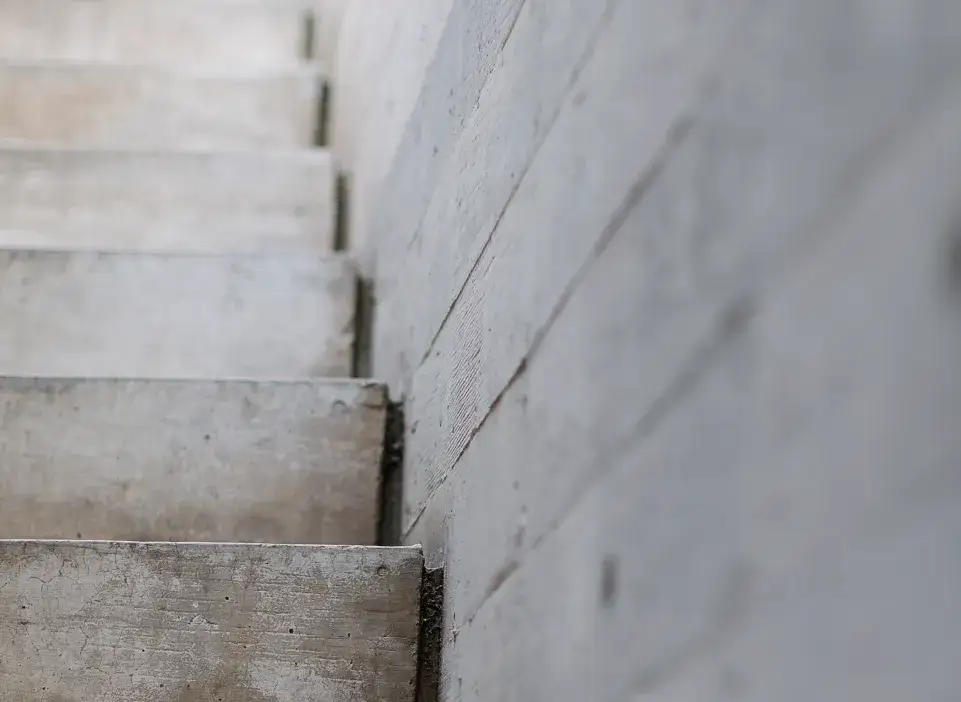 Jaki beton na schody wewnętrzne? Sprawdź najlepsze opcje i porady