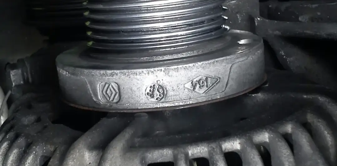 Jak wyciągnąć alternator z Renault Megane bez zbędnych problemów