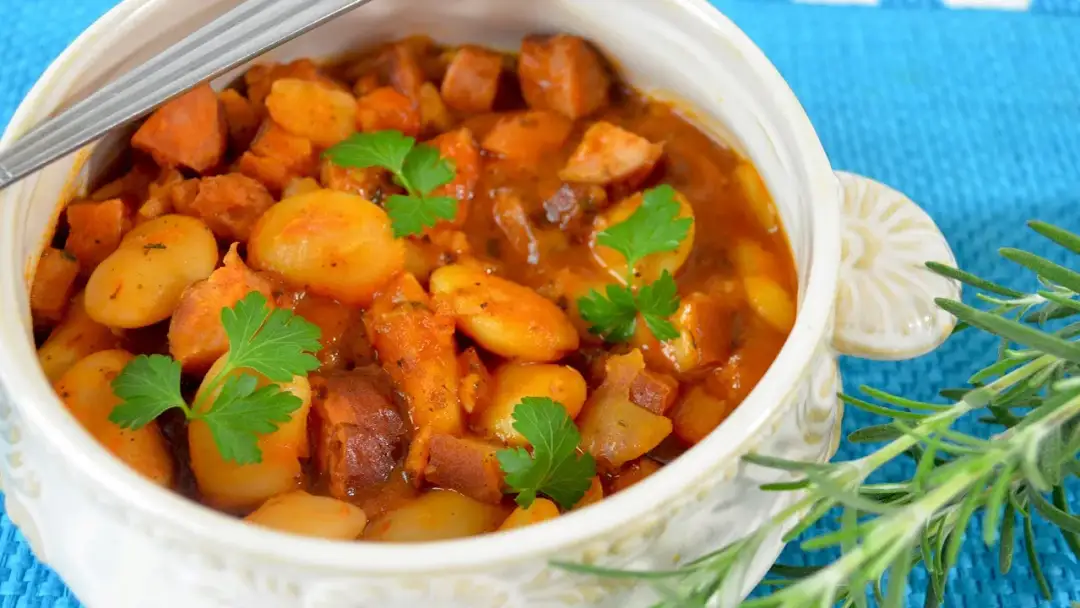 Jakie przyprawy do fasolki po bretońsku? 10 sekretów smaku