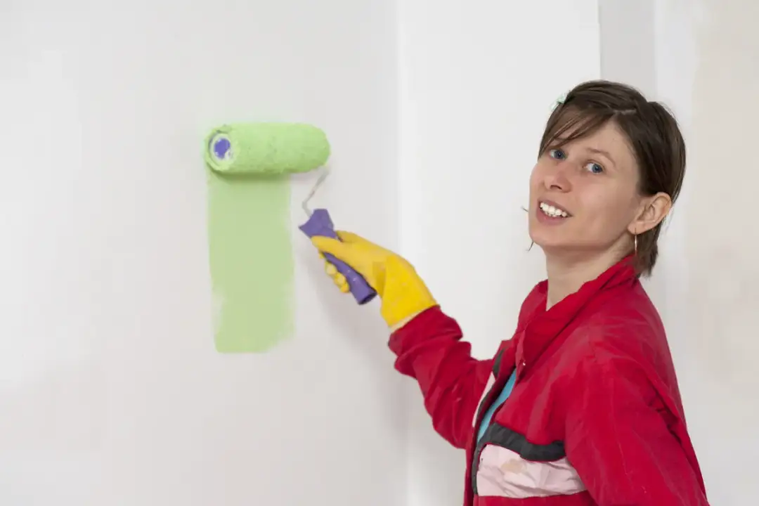 Ile za malowanie 1m2? Sprawdź, co wpływa na cenę malowania