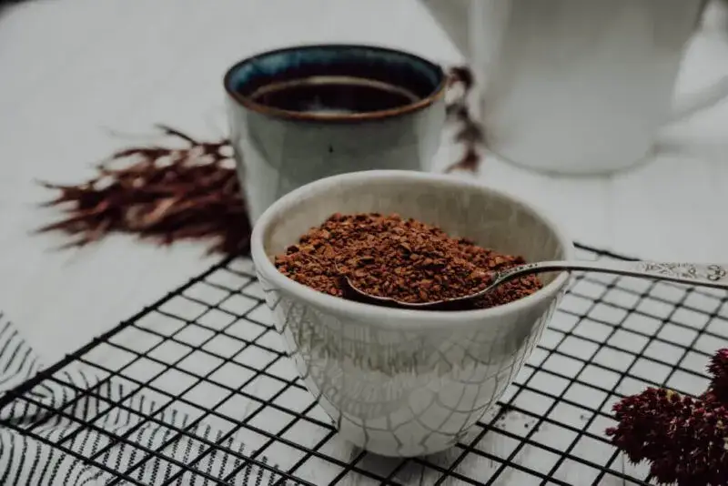 Czy kawa rozpuszczalna jest zdrowa? Odkryj jej tajemnice i zagrożenia