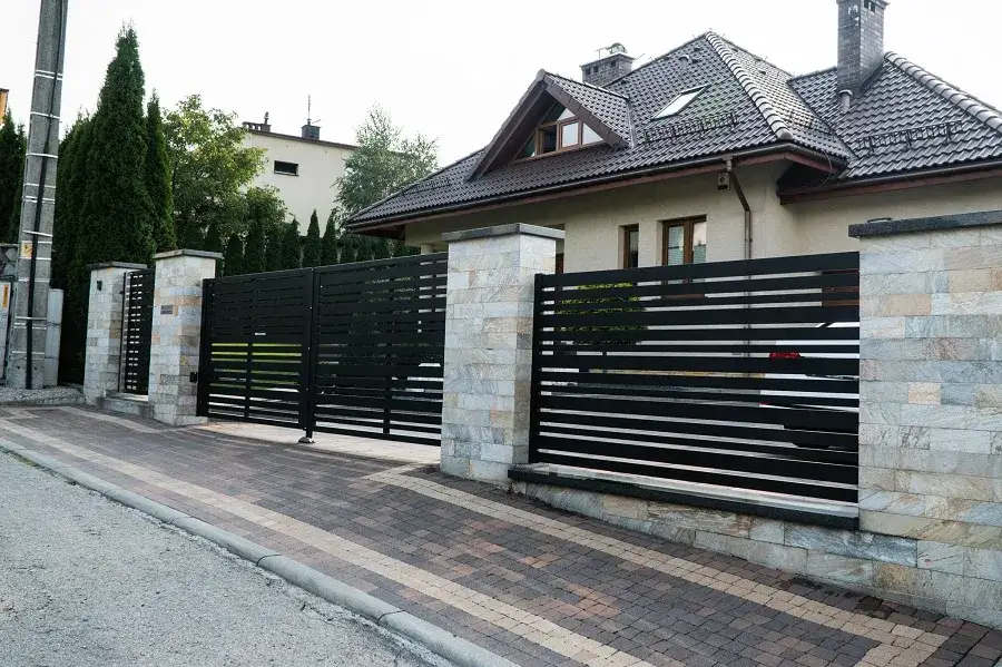 Efektywne ogrodzenie na pochyłym terenie – jak uniknąć błędów w budowie