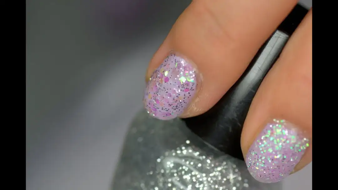 Jak zmyć lakier? Hybryda, brokat, bez zmywacza poznaj skuteczne triki!