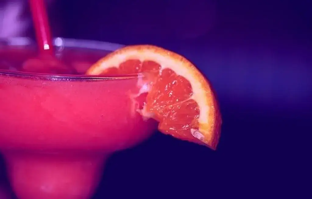 Różowy drink: najlepsze przepisy na koktajle i orzeźwiające napoje