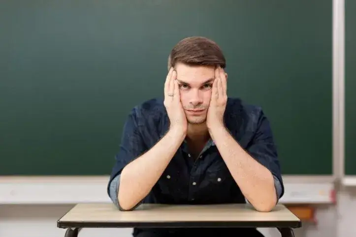 Nękanie nauczyciela przez rodzica: jak się bronić i reagować