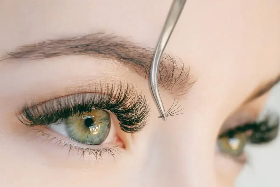 Ile kosztuje uzupełnienie rzęs? Poznaj ceny i czynniki wpływu