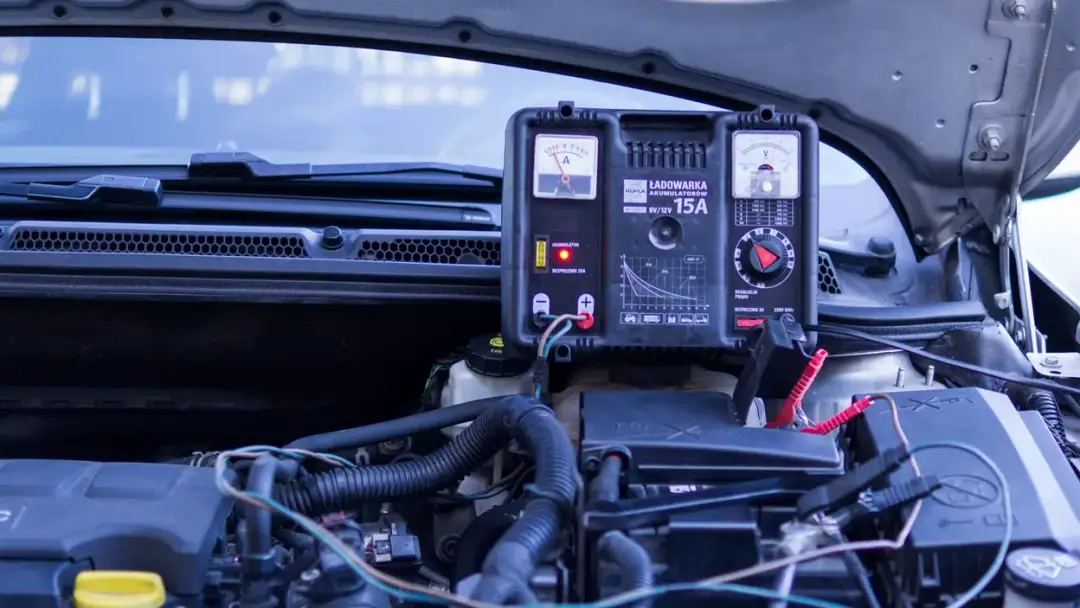 Jaki prostownik wybrać, aby uniknąć problemów z akumulatorem?