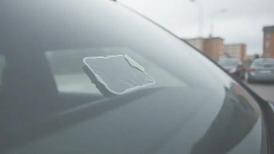 Jak skutecznie usunąć naklejkę z szyby samochodu bez uszkodzeń i śladów kleju