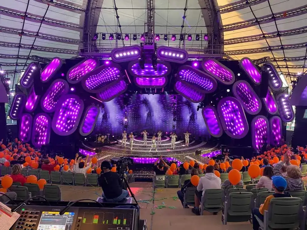 Ile trwa koncert Tymka? Poznaj średni czas i czynniki wpływające