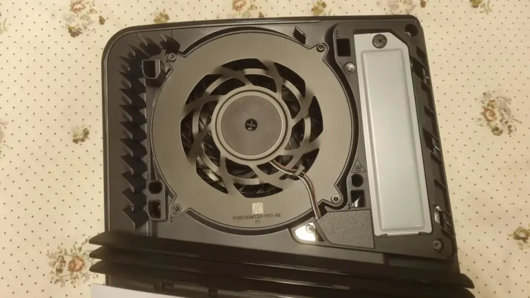 Wentylator konsoli PlayStation 5. Czy czyszczenie laptopa sprężonym powietrzem może uszkodzić wentylator? Uważaj, by nie obracać łopatek zbyt szybko.