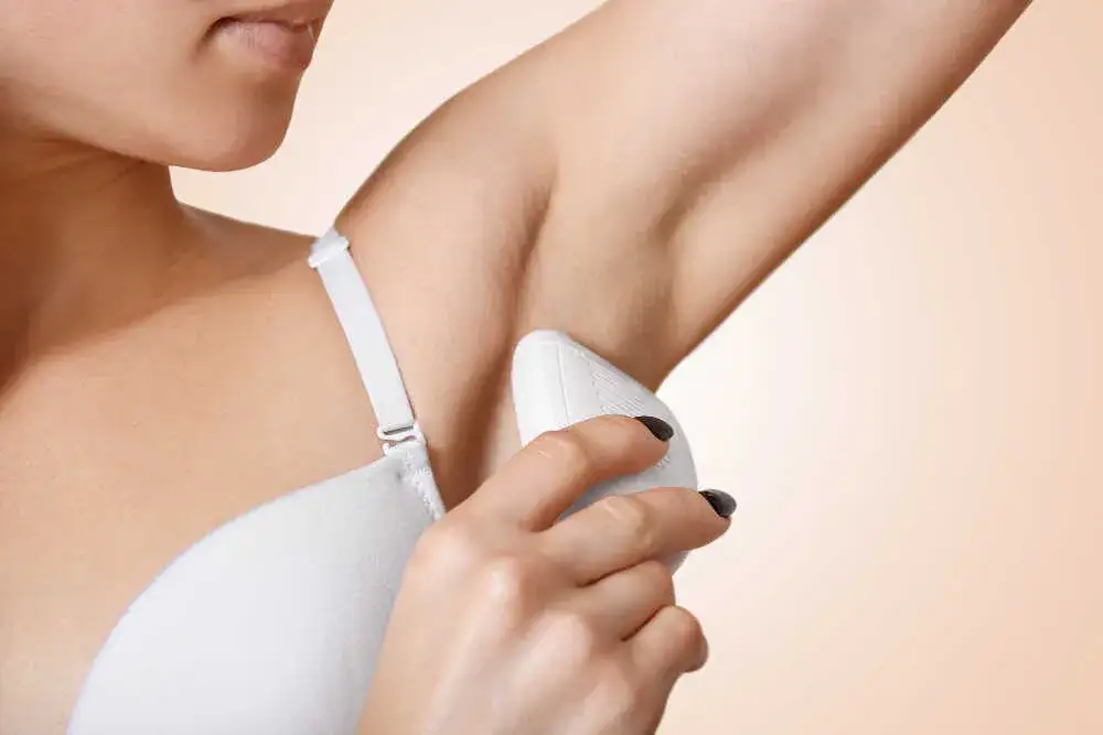 Czy golić pachy? Odkryj korzyści i uniknij podrażnień