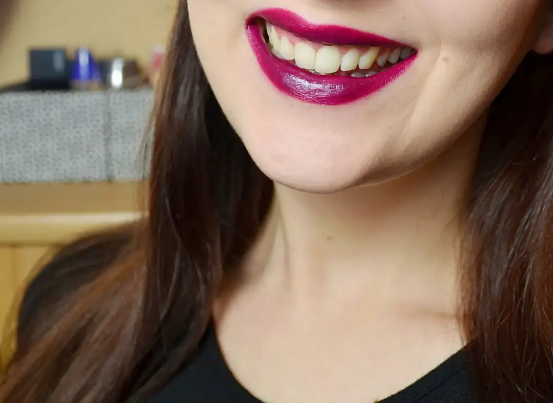 Jakie kolory szminki wybielają zęby i poprawiają uśmiech?