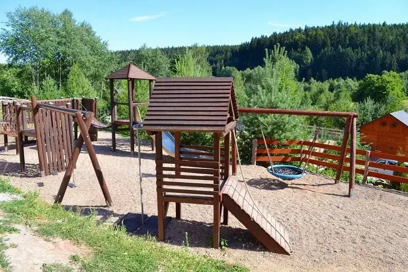 Góry Stołowe dla rodzin: Noclegi i atrakcje, które warto odwiedzić z dziećmi