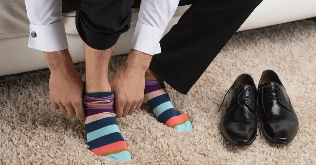 Jakie skarpetki do białych butów i czarnych spodni, aby nie wyglądać źle?