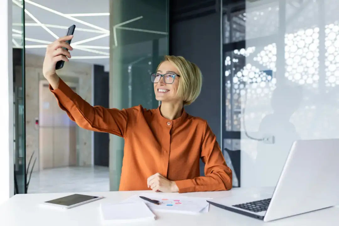 Profesjonalne zdjęcie biznesowe w domu: poradnik krok po kroku