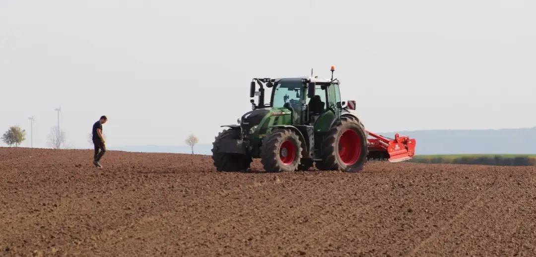 Czy rolnik może zatrudnić pracownika? Poznaj ważne przepisy i obowiązki