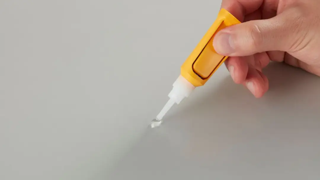 Czym skleić półkę w lodówce? Wybierz bezpieczny klej i napraw sam!