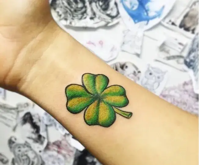 Tatuaż koniczyna co oznacza - odkryj jego głębokie znaczenie i symbolikę