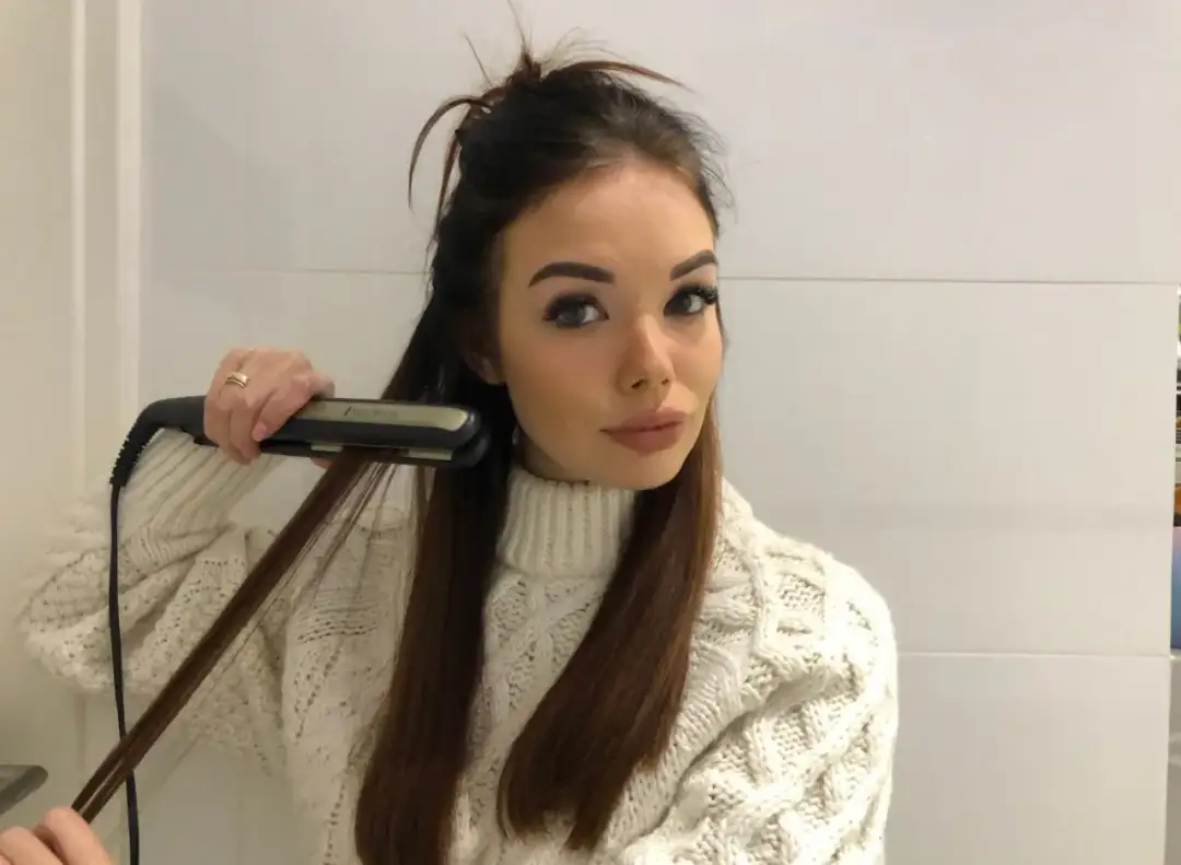 Jak kręcić włosy prostownicą? Loki krok po kroku (łatwy tutorial)